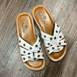 Patricia Nash Ivory Flower Silver Stud Leather Slide Sandal Shoe Size 5.5